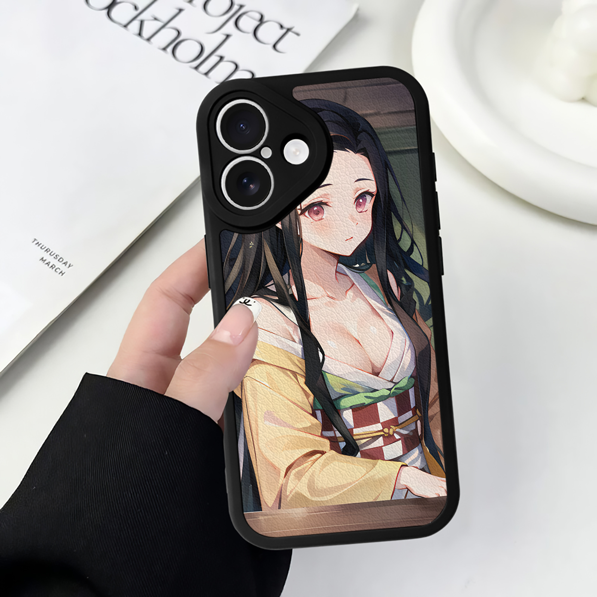 （画像用） 鬼滅の刃（きめつのやいば）竈門 禰󠄀豆子／かまど ねずこ Kamado Nezuko 【iPhone 16シリーズ対応】シリコンスマホケース（レザー調） 材質：シリコン